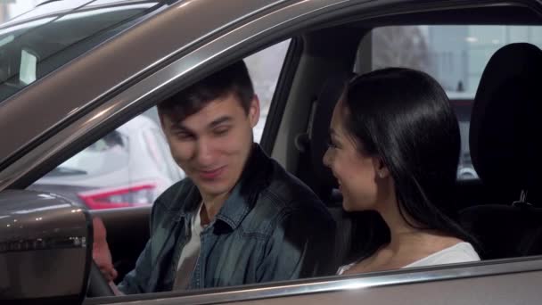 Yeni otomobil Bayilik salonunda seçme genç mutlu çift - Video, Çekim