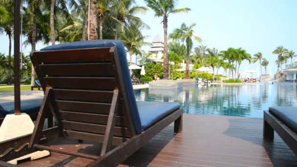 riprese panoramiche della piscina del resort
 - Filmati, video