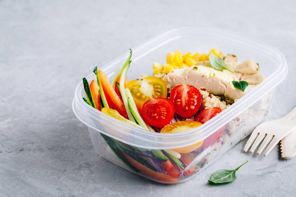 Δοχεία κουτί prep μεσημεριανό γεύμα με κινόα, φρέσκα λαχανικά και κοτόπουλο - Φωτογραφία, εικόνα