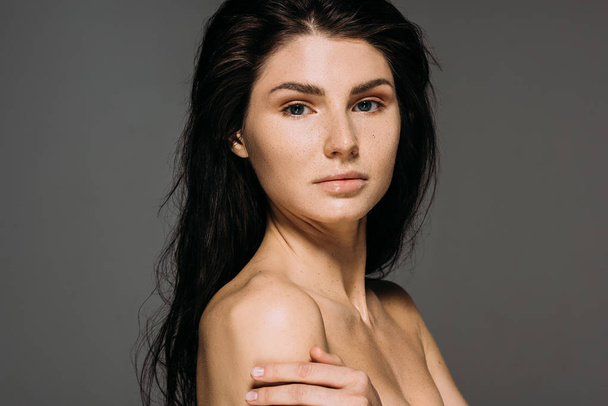 красива гола молода жінка позує ізольовано на сірому
 - Фото, зображення