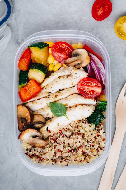 Contenants pour boîtes à lunch avec quinoa, légumes grillés et poulet
 - Photo, image