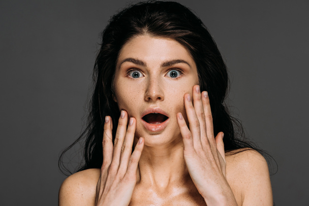 beautiful shocked woman with freckles on face isolated on grey - Fotografie, Obrázek