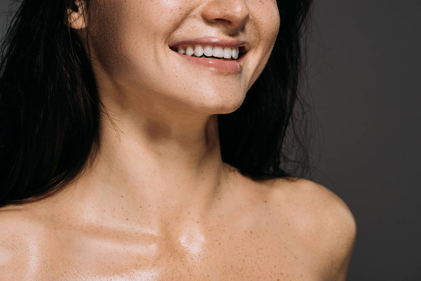 обрізаний вид усміхненої гола дівчина ізольовано на сірому
 - Фото, зображення