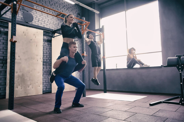 junges sportliches Paar trainiert gemeinsam im Fitnessstudio - Foto, Bild