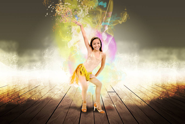 Μπαλαρίνα σε posa da ballo su sfondo astratto - Φωτογραφία, εικόνα