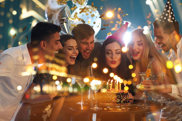 Doble exposición de los jóvenes en la fiesta de cumpleaños y ciudad iluminada por la noche
 - Foto, imagen