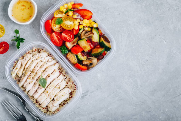 Contenants pour boîtes à lunch avec quinoa, légumes grillés et frais et poulet
 - Photo, image