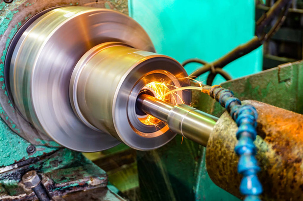 Parçaların metal işleme sektöründe Bileme Makinası ile uçan bir iç çelik yüzeyi bitirme üretim kıvılcım - Fotoğraf, Görsel