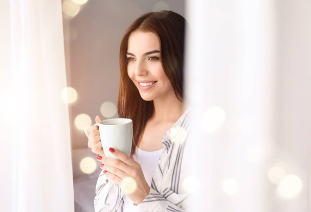 Mattina di bella giovane donna che beve caffè a casa
 - Foto, immagini