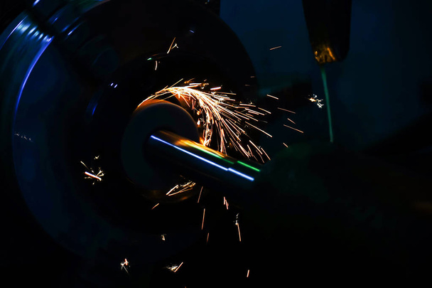 Parçaların metal işleme sektöründe Bileme Makinası ile uçan bir iç çelik yüzeyi bitirme üretim kıvılcım - Fotoğraf, Görsel