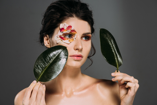 houkutteleva nainen kukka terälehtiä ympärillä silmä tilalla lehdet eristetty harmaa
 - Valokuva, kuva