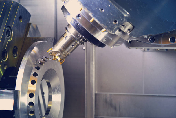 CNC-reititin ja sorvaus metalli leikkurit ja keskittäminen työkalu. Käsite korkean teknologian käsittely
 - Valokuva, kuva