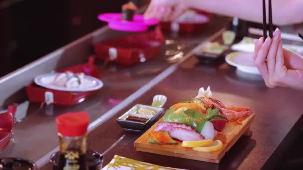 Syöminen tuoretta sushia aasialaisessa ravintolassa
 - Materiaali, video