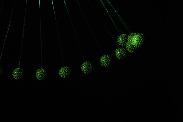 Stroboskopisches Foto einer sich bewegenden grünen Kugel auf dunklem Hintergrund - Foto, Bild
