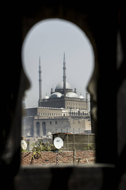 Kair, Egipt - 14 kwietnia 2008: Mohamed Ali Mosque postrzegane przez ramkę, Kair, Egipt. - Zdjęcie, obraz