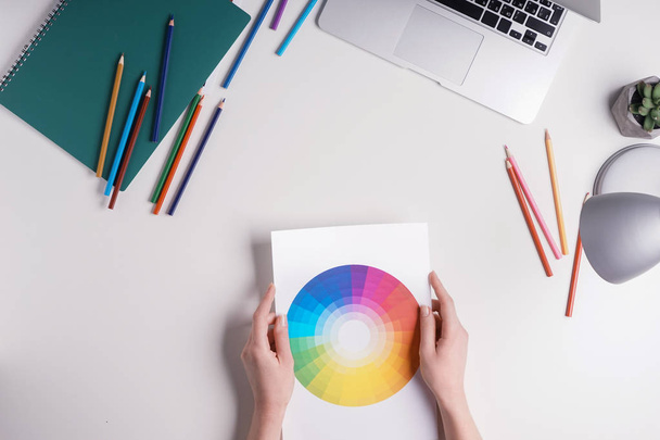 Женщина графический дизайнер с цветовой палитрой на белом фоне
 - Фото, изображение