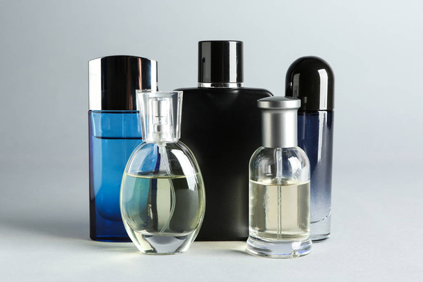 Garrafas de perfume sobre fundo claro
 - Foto, Imagem