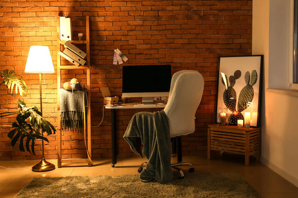 Intérieur de la chambre avec un lieu de travail design confortable
 - Photo, image