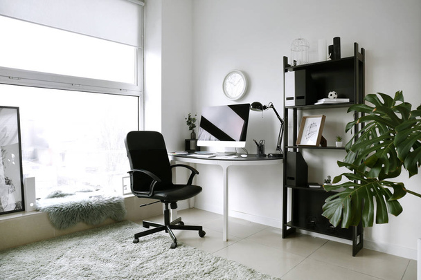 Interiér pokoje s pohodlnými návrháře pracoviště - Fotografie, Obrázek
