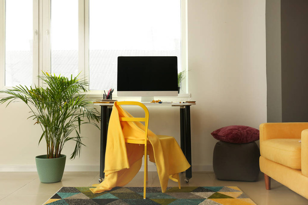 Интерьер комнаты с удобным дизайнерским рабочим местом
 - Фото, изображение