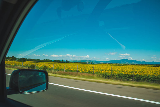 Προβολή παραθύρου speedway σε θερινή ώρα κατατίθεται και τα βουνά στο φόντο - Φωτογραφία, εικόνα
