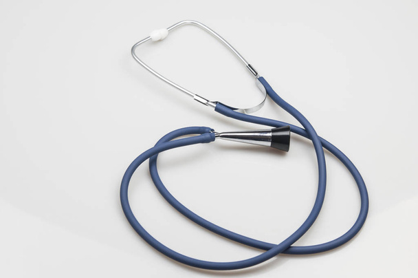 Stethoskop mit blauem Schlauch auf weißem Hintergrund. medizinisches Konzept - Foto, Bild