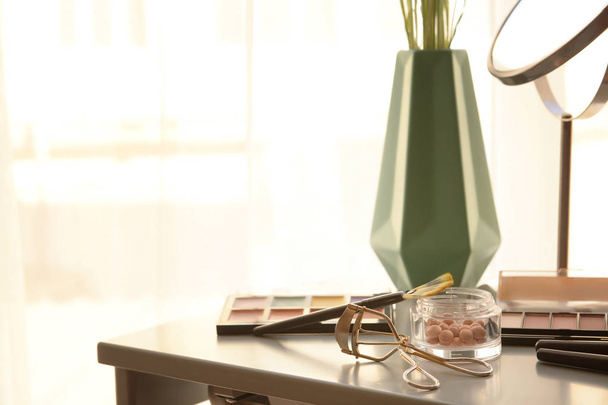 Pukeutuminen pöytä ammatillinen meikki kosmetiikka ja ripsien curler
 - Valokuva, kuva