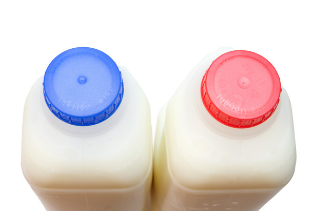 rasvaton maito ja täysrasvainen maito säiliöissä
 - Valokuva, kuva