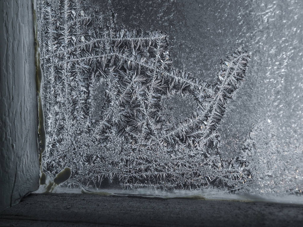 Μαγικό, αφρώδη νιφάδες χιονιού σε ένα παγωμένο παράθυρο. - Φωτογραφία, εικόνα