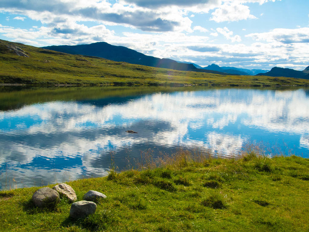 Приголомшливий краєвид озера і гір з Норвегії. - Фото, зображення