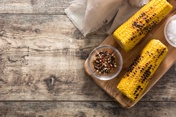 Grilled sweet corn on wooden table. Top view. Copyspace - Photo, Image