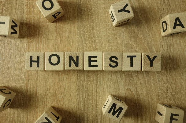 Ehrlichkeit Wort aus Holzklötzen auf dem Schreibtisch - Foto, Bild