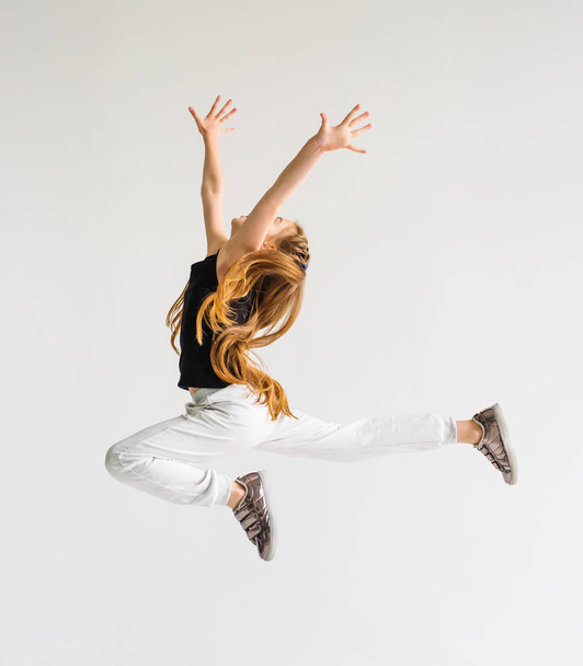 Girl doing leaping in the air - Foto, Imagen