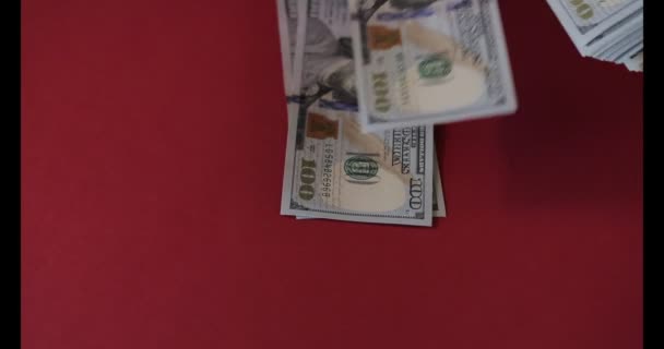 Vista de una mujer contando muchos billetes americanos de 100 dólares
 - Imágenes, Vídeo