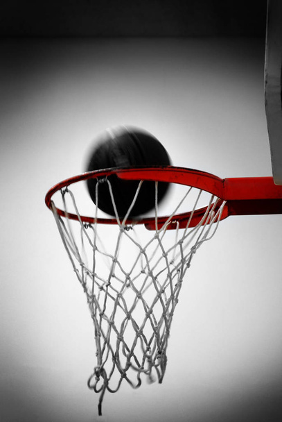 Баскетбольный обруч с мячом набрал очки Swish sports
 - Фото, изображение