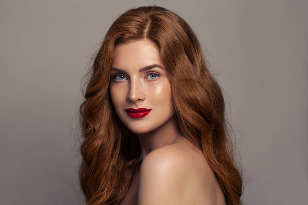 Φυσική ομορφιά. Ευρωπαϊκή κορίτσι κοκκινομάλλα με κόκκινα μαλλιά και υγιή μαυρισμένο δέρμα με πανάδες - Φωτογραφία, εικόνα