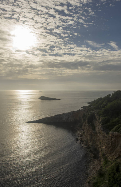 Il Mar Mediterraneo vicino al villaggio di ibiza, Spagna
 - Foto, immagini