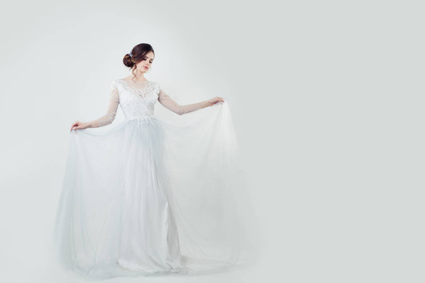 白い旗の背景にウェディング ドレスで花嫁の女性 - 写真・画像
