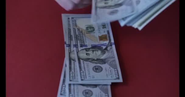 Vista de una mujer contando muchos billetes americanos de 100 dólares
 - Metraje, vídeo