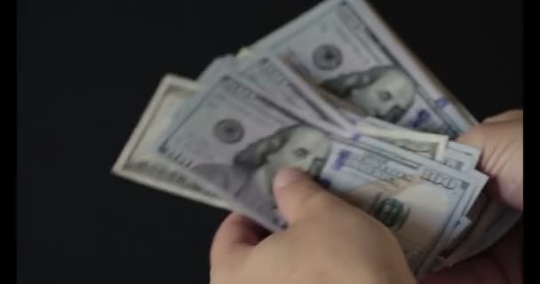 Vista de una mujer contando muchos billetes americanos de 100 dólares
 - Metraje, vídeo