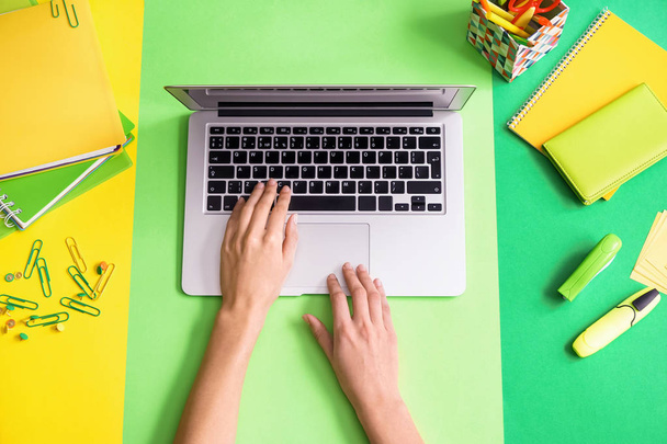 Nő dolgozik laptop színű háttér, felülnézet - Fotó, kép