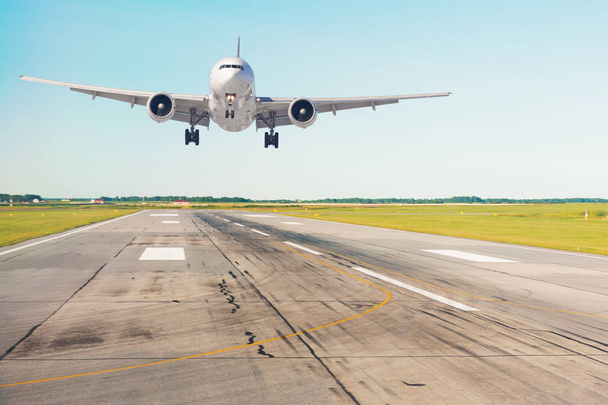 Αεροπλάνο προσγείωση στο διάδρομο σε ισχυρών ανέμων στο αεροδρόμιο. - Φωτογραφία, εικόνα