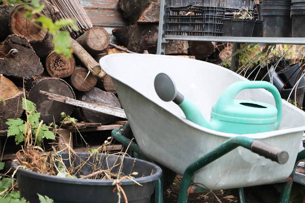 Κηπουρική εξοπλισμός: καλάθι, ποτιστήρι, κιβώτια, λιπάσματα και λουλούδια - Φωτογραφία, εικόνα
