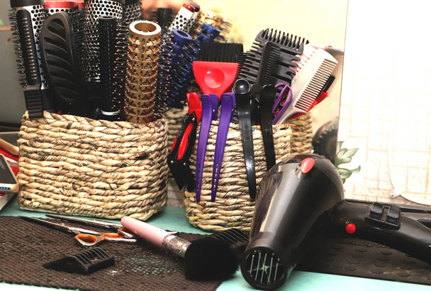 Βούρτσες μαλλιών, κοκαλάκια και κομμωτήριο οδηγίες στο κομμωτήριο - Φωτογραφία, εικόνα