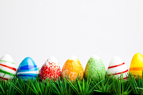 húsvéti tojás, a zöld fű, elszigetelt fehér bac - Fotó, kép