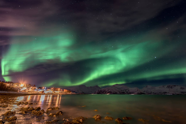 Дивовижна Панорама Полярне сяйво - Північне сяйво - від узбережжя в Vagnes, поблизу міста Тромсе - Північній Норвегії - Фото, зображення