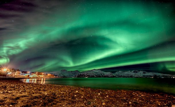 Aurora borealis - severní polární záře - výhled ze pobřeží v Vagnes, nedaleko města Tromso - severní Norsko - Fotografie, Obrázek