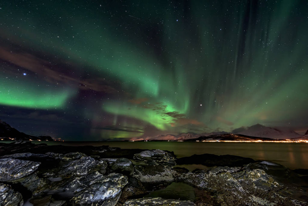 Amazing aurora boreal - luzes do norte - vista da costa em Oldervik, perto da cidade de Tromso - norte da Noruega
 - Foto, Imagem