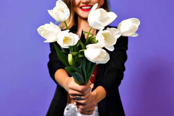 young beautiful woman posing in studio with white tulips  - Foto, Imagen