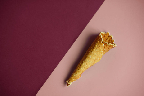 Waffle cone on colored geometric shapes - 写真・画像